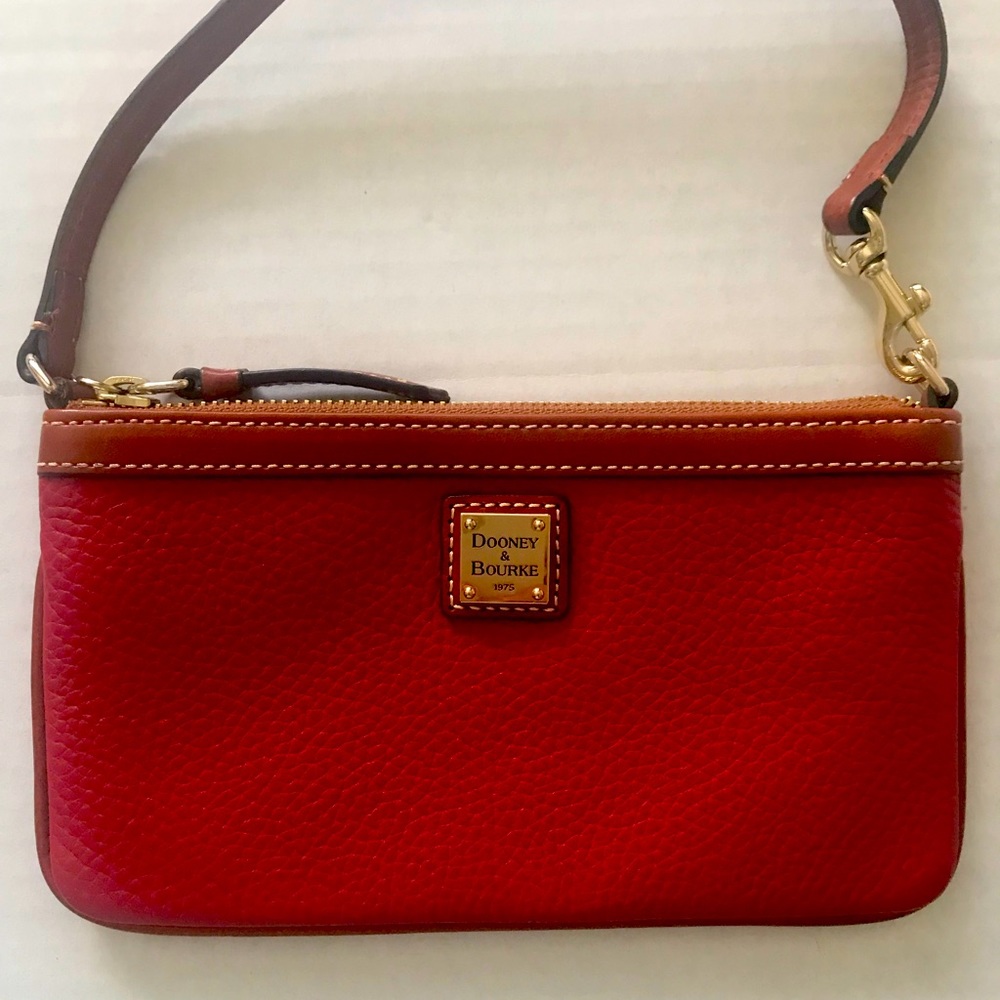 ❤️Dooney Bourke red pebble leather wristlet ❤️
